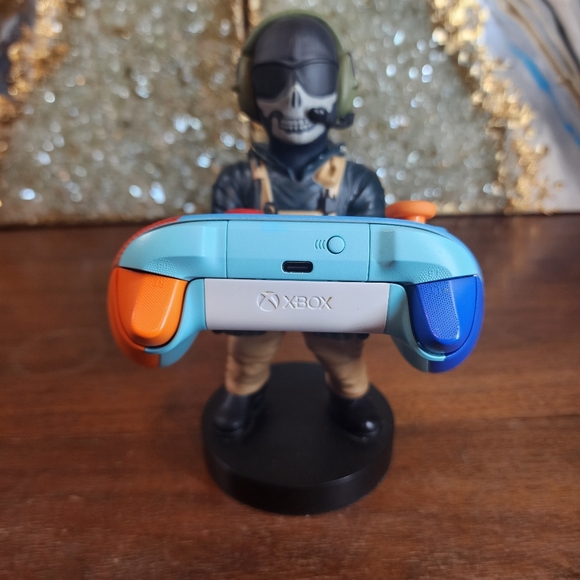 Microsoft Xbox Series X Space Jam Tune Squad Limited Edition Wireless Controller - Picture 2 of 4